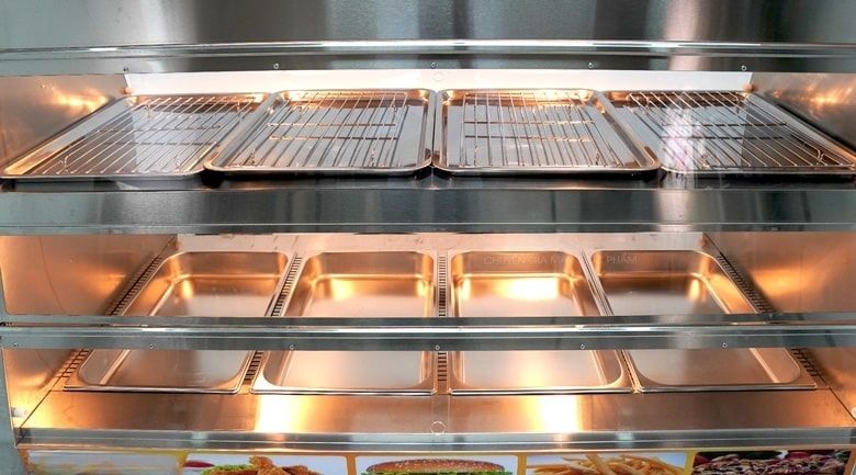 Bên trong tủ giữ nóng thực phẩm 2 tầng có 8 khay đựng thực phẩm